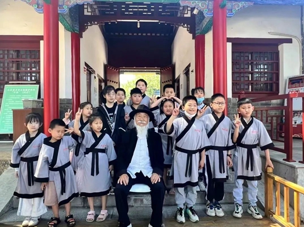 聽(tīng)孔廟歷史見(jiàn)證人——白胡子爺爺講述臨沂城過(guò)去的故事。臨沂市博物館供圖