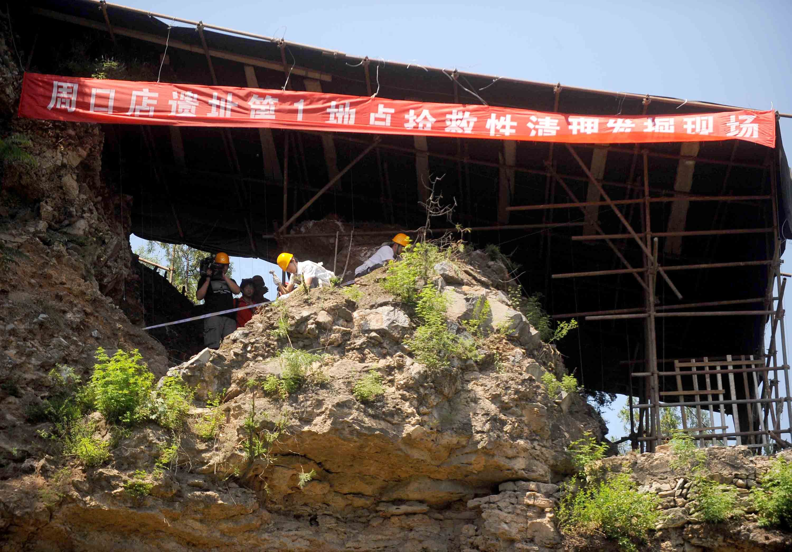 中國(guó)文化源遠(yuǎn)流長(zhǎng)，中華文明博大精深。中華文明探源工程等重大工程的研究成果，實(shí)證了我國(guó)百萬(wàn)年的人類史、一萬(wàn)年的文化史、五千多年的文明史。這是2009年6月24日，考古工作人員在北京周口店遺址第1地點(diǎn)進(jìn)行搶救性清理發(fā)掘工作。新華社記者 羅曉光 攝