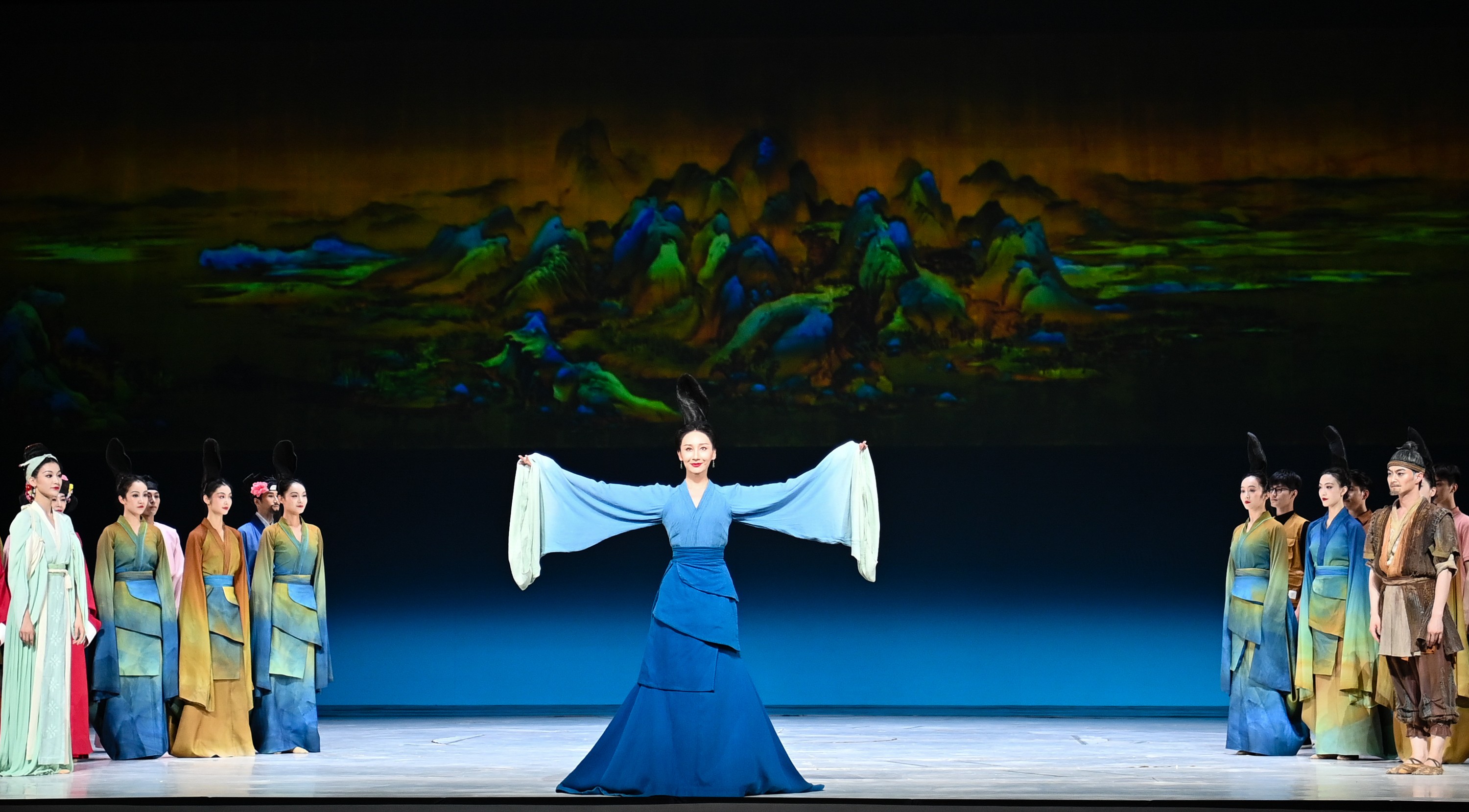 2023年7月20日，中國(guó)東方演藝集團(tuán)演員在烏魯木齊文化中心大劇院表演舞蹈詩(shī)劇《只此青綠》。新華社記者 李響 攝