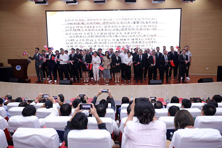 7月31日，昆明鐵道職業(yè)技術(shù)學院舉行援老撾鐵道職業(yè)技術(shù)學院項目教育能力建設教師培養(yǎng)班結(jié)業(yè)典禮。 昆明鐵道職業(yè)技術(shù)學院供圖