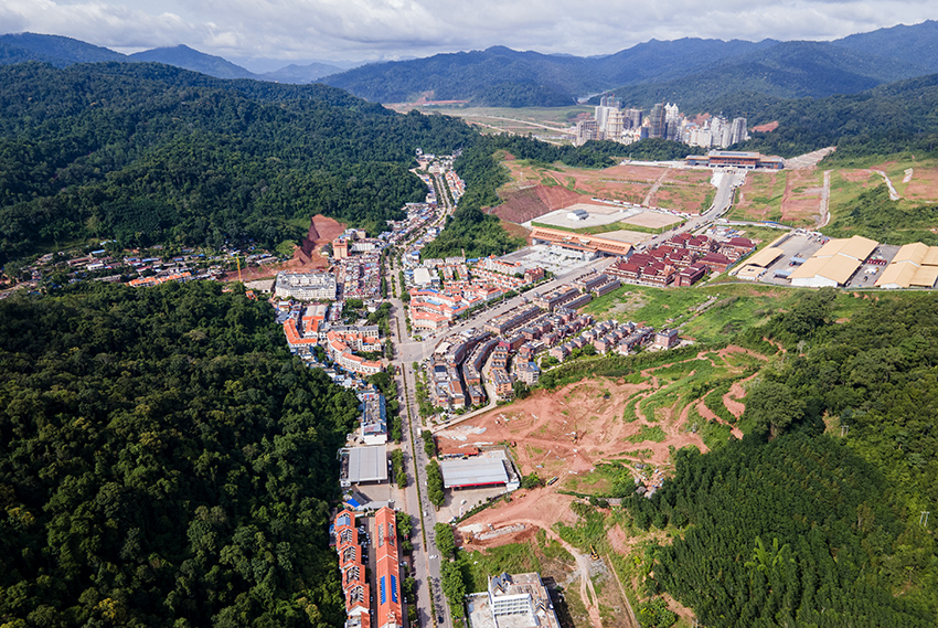 磨憨口岸俯瞰，右前方高層白色建筑群為老撾境內(nèi)。人民網(wǎng)記者 符皓攝